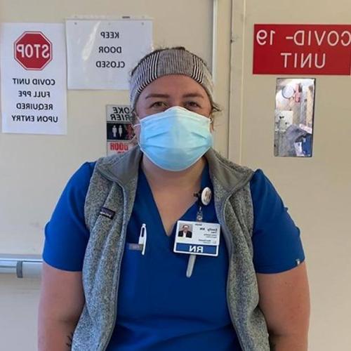 LR校友Milly Treu在COVID-19病房戴着口罩.